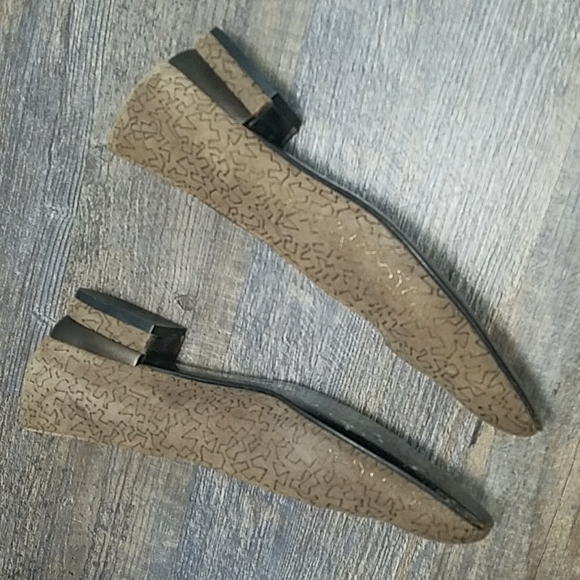 Salvatore FERRAGAMO Size 7 AA Tan Suede Leather Gold design Low Heel - Picture 10 of 16